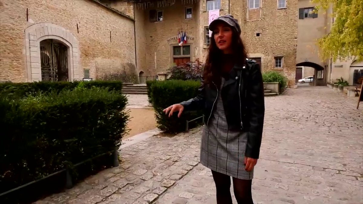 Adriana, de Benidorm 🏨, fa 6 anys que viu a Crémieu. Amb ella descobrirem este poble medieval perfectament conservat, amb les seues arcades, el mercat cobert i els carrerons empedrats que conten segles d’història 🏰👑

#ValenciansAlMón