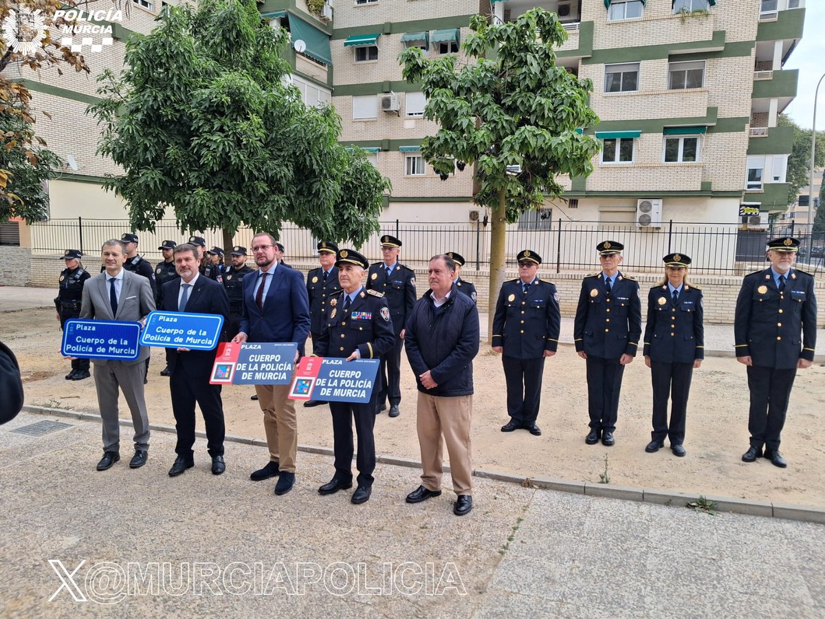 MurciaPolicia's tweet photo. Se ha inaugurado el Jardín Plaza Cuerpo de la Policía de Murcia, un reconocimiento que nos honra.
Al acto han asistido autoridades del @AytoMurcia  a quienes agradecemos su apoyo.
Un gesto que refuerza nuestro compromiso diario con la seguridad y el servicio a los vecinos. https://t.co/N2XKqkru5Y