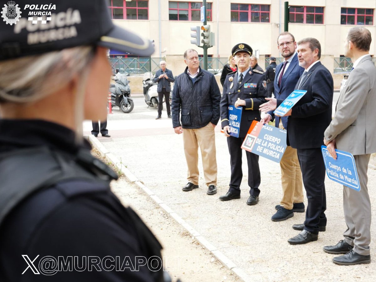 MurciaPolicia's tweet photo. Se ha inaugurado el Jardín Plaza Cuerpo de la Policía de Murcia, un reconocimiento que nos honra.
Al acto han asistido autoridades del @AytoMurcia  a quienes agradecemos su apoyo.
Un gesto que refuerza nuestro compromiso diario con la seguridad y el servicio a los vecinos. https://t.co/N2XKqkru5Y