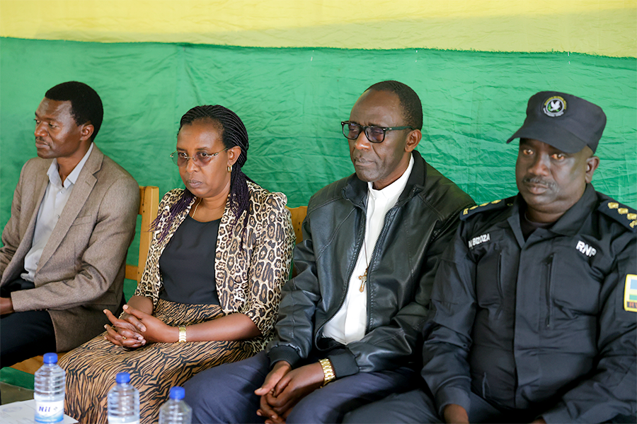 rulindodistrict's tweet image. Aka kanya muri #GSMuyanza hari kubera ibirori byo kwizihiza umunsi mpuzamahanga wa Mwarimu umuyobozi w'Akarere @Jmukanyirigira yifatanyije n'Abarezi bose ndetse na bamwe mu babyeyi barerera mu murenge wa #Buyoga ibi birori byanabereye mu mirenge ya #kisaro,#Masoro na #Ntarabana