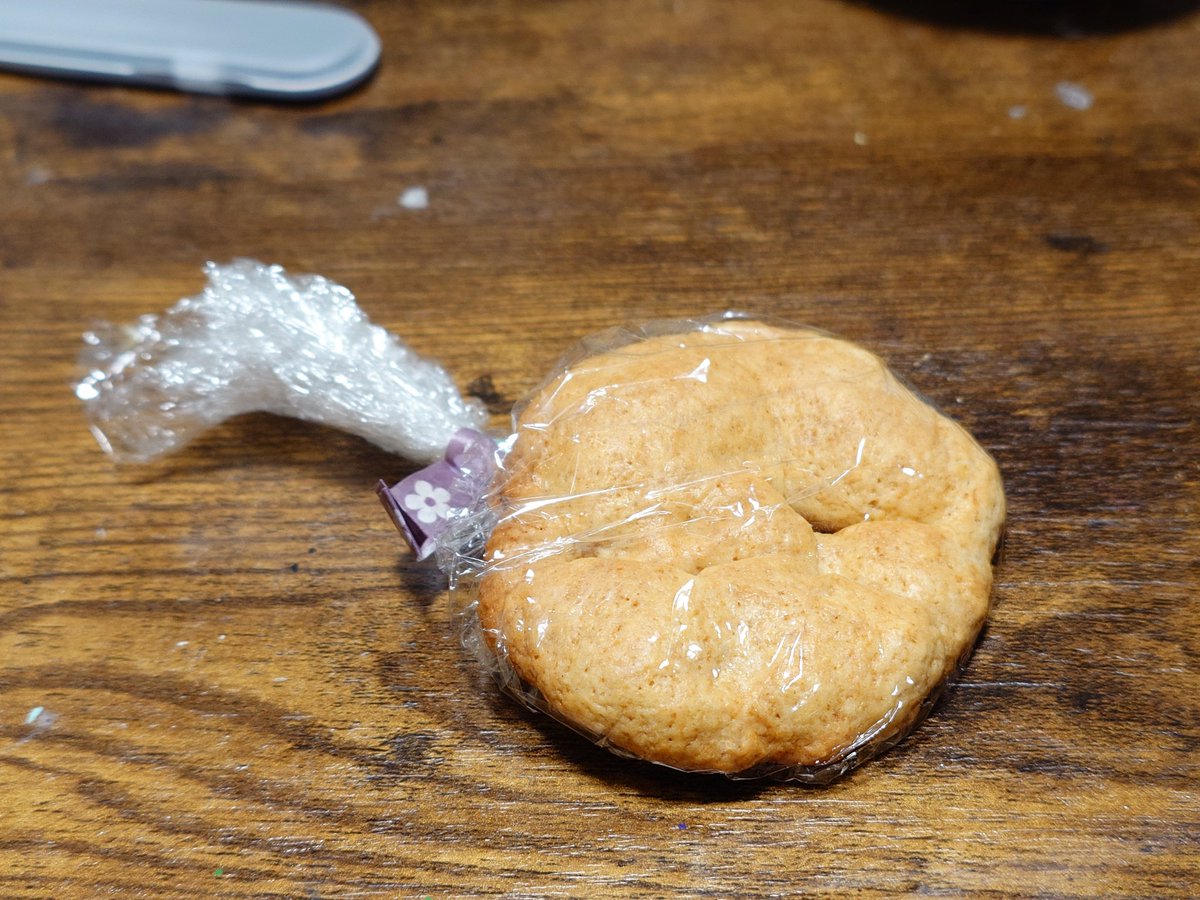 3歳になった甥っ子がクッキー作ってくれました
お花をイメージして作ったそうで
嬉しすぎて感動で泣きそうだよおじさん