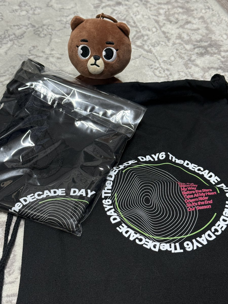 저번에 만든 더데케이드 스트링백 
재고 극소량 있어서…൬
막콘에서 가져가실 트친있서요 ?  
없음 당일날 타래로 선착나눔할게요 !