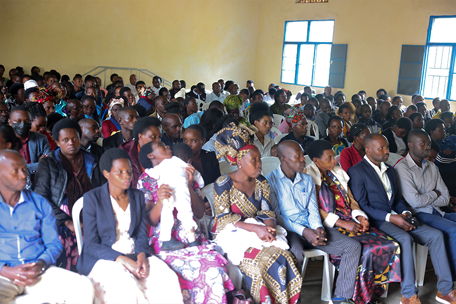 rulindodistrict's tweet image. Aka kanya muri #GSMuyanza hari kubera ibirori byo kwizihiza umunsi mpuzamahanga wa Mwarimu umuyobozi w'Akarere @Jmukanyirigira yifatanyije n'Abarezi bose ndetse na bamwe mu babyeyi barerera mu murenge wa #Buyoga ibi birori byanabereye mu mirenge ya #kisaro,#Masoro na #Ntarabana