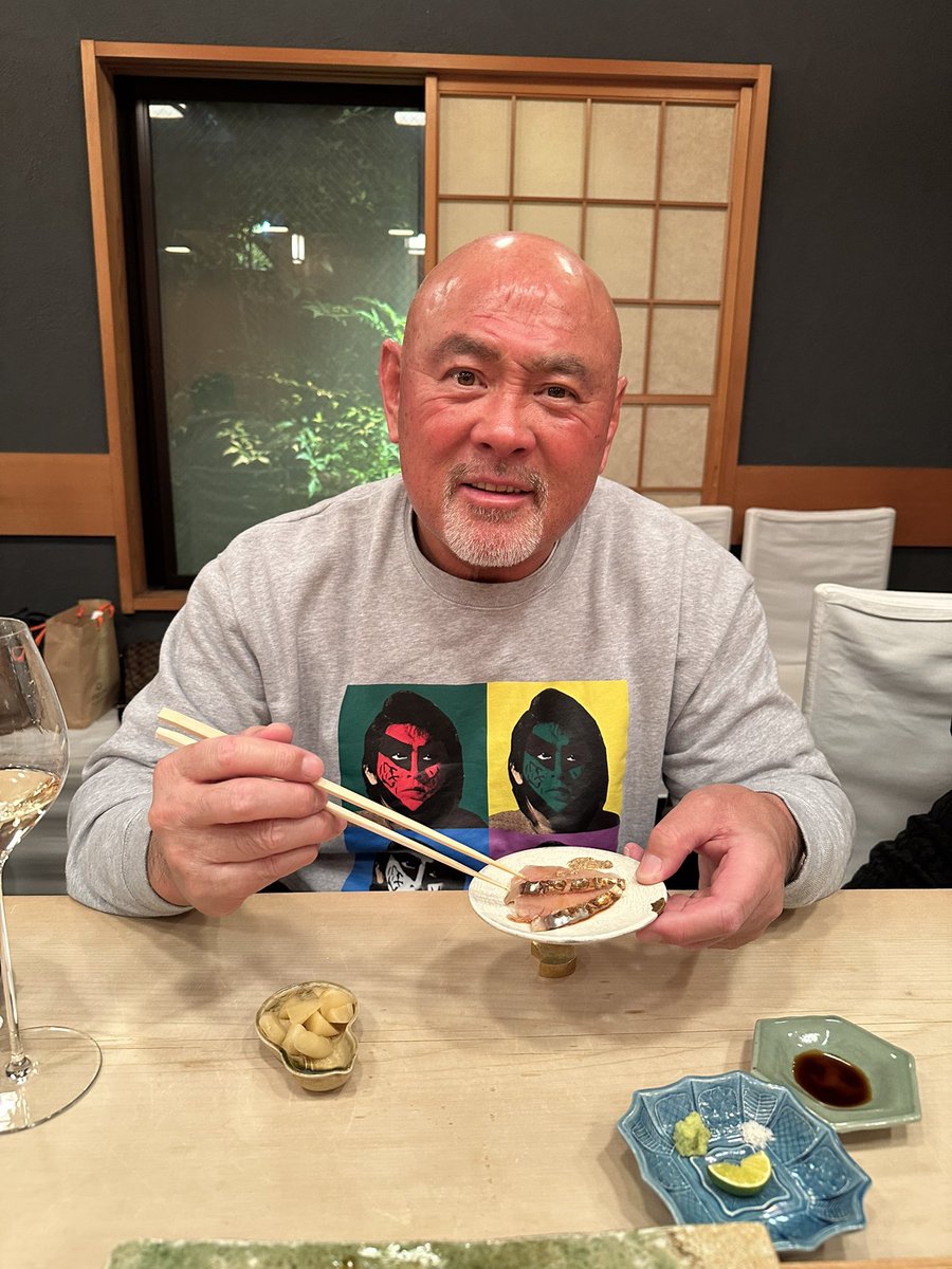 muto_keiji's tweet photo. 今の楽しみは、気の合う仲間たちと美味しいものを食べること😀

今夜は鮨🍣
友人が万馬券を当てたということで、黒龍 石田屋という高級な酒を飲み干した！！

最後の〆は、かんぴょう巻。 https://t.co/MrK4tXjmmU