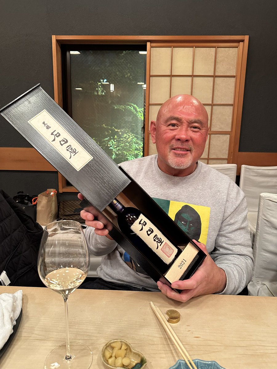 muto_keiji's tweet photo. 今の楽しみは、気の合う仲間たちと美味しいものを食べること😀

今夜は鮨🍣
友人が万馬券を当てたということで、黒龍 石田屋という高級な酒を飲み干した！！

最後の〆は、かんぴょう巻。 https://t.co/MrK4tXjmmU