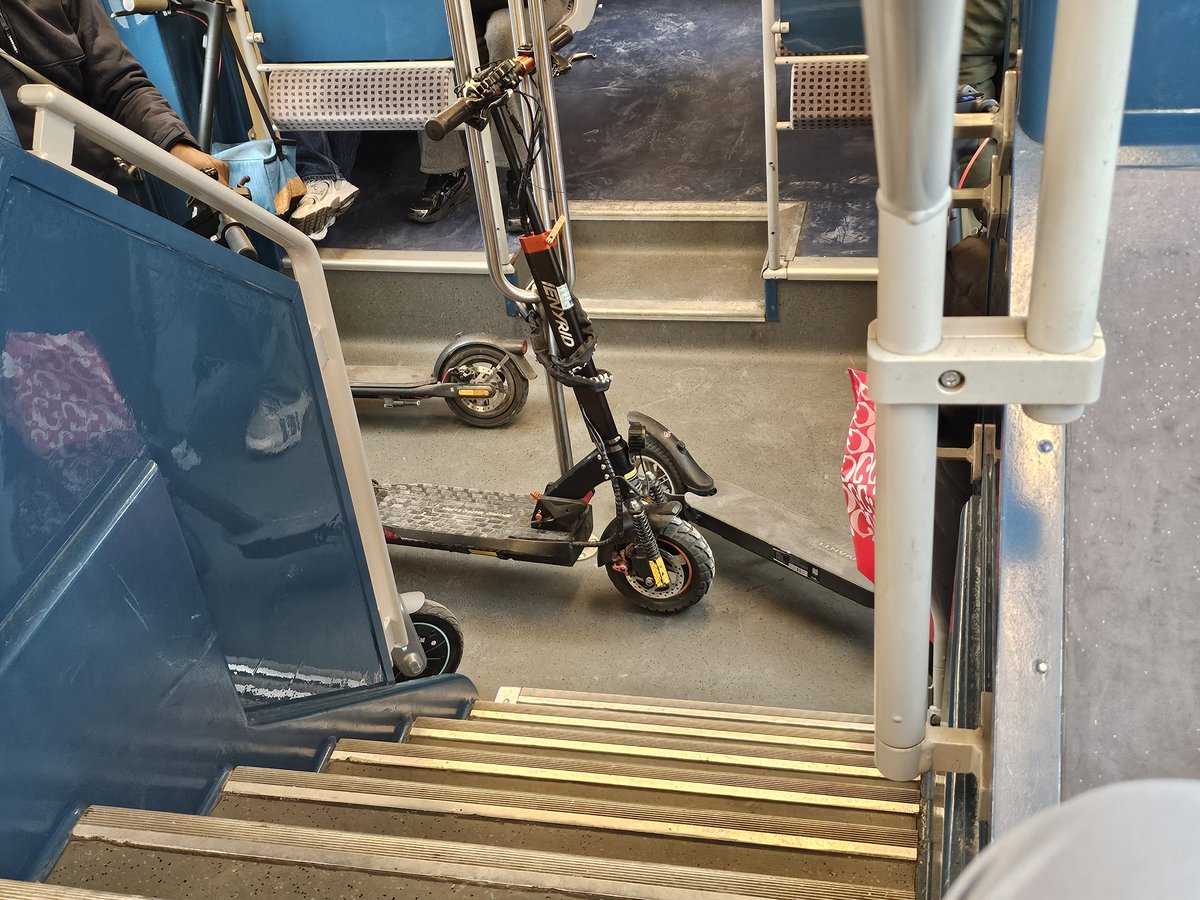 4 trottinettes sur la plate-forme d'une motrice Z20500 <a href="/RERD_SNCF/">RER D</a>. Et les voyageurs qui montent ou qui descendent contraints d'emjamber tout ça.  Là, on dépasse les limites !