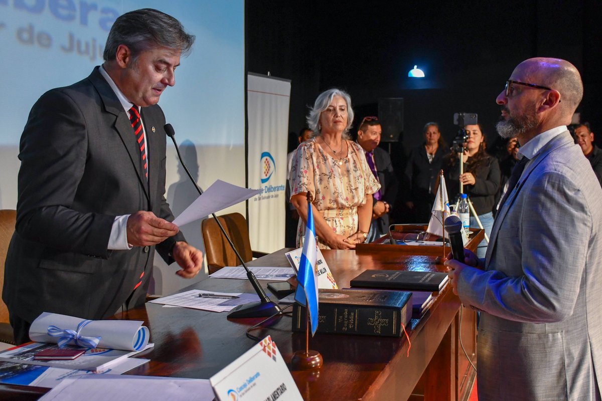 cdjujuy's tweet photo. 🙌En el marco de la Sesión Preparatoria realizada en el Centro Cultural “Éxodo Jujeño”, se tomó juramento a los concejales electos.

Ellos son: Ramiro Tejeda, Brenda Carabajal, Gustavo Martínez, Roberto Díaz, Anahí Paredes y Keila Zequieros. https://t.co/rppRY4HoSl