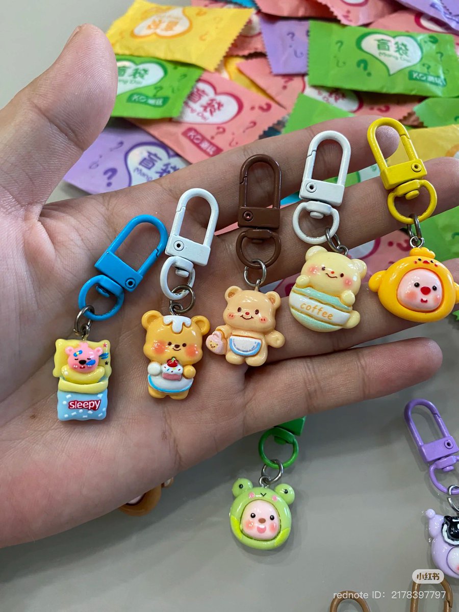 edfens's tweet image. this is actually not candy, but BLIND  POUCH containing a keychain 🍬🍭