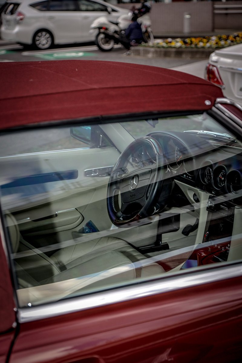1988bmw520i's tweet photo. ボデーカラーはパジェットレッド (587)。

海外でしか見ないお洒落なコンビネーションですが正規輸入の日本仕様車だそう。

すごい😳 https://t.co/JMHAwVCHPc