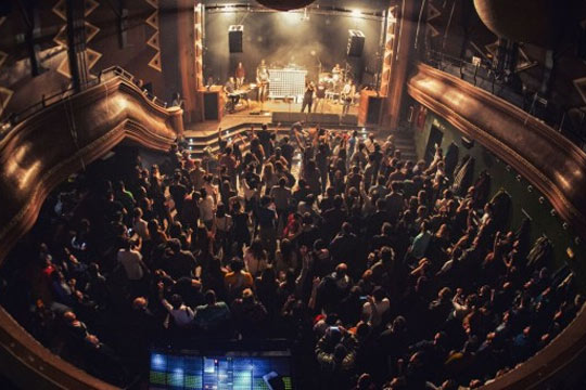 Duela 30 urte Zenbat Gara elkartearen ekimenez, basamortu moduko hiri batean, oasia bat eraiki zen euskaldunentzat.Kafe Antzokiak 30 urte. 
bilbohiria.eus/76922