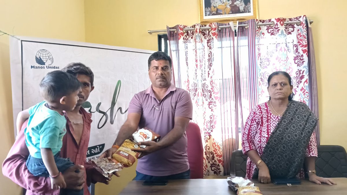 આજ રોજ ‌ઘટક બોરસદ -૧  ના ભાદરણ સેજાના ભાદરણીયા ગામના અતિકુપોષીત બાળકોને આશાદીપ ફાઉન્ડેશન દ્વારા ચણા, ખજુર અને અમુલ પ્રો ચોકલેટ પાઉડર- પોષણ કીટ આપવામાં આવી. Ashadeep Human Development Centre Anand District Panchayat