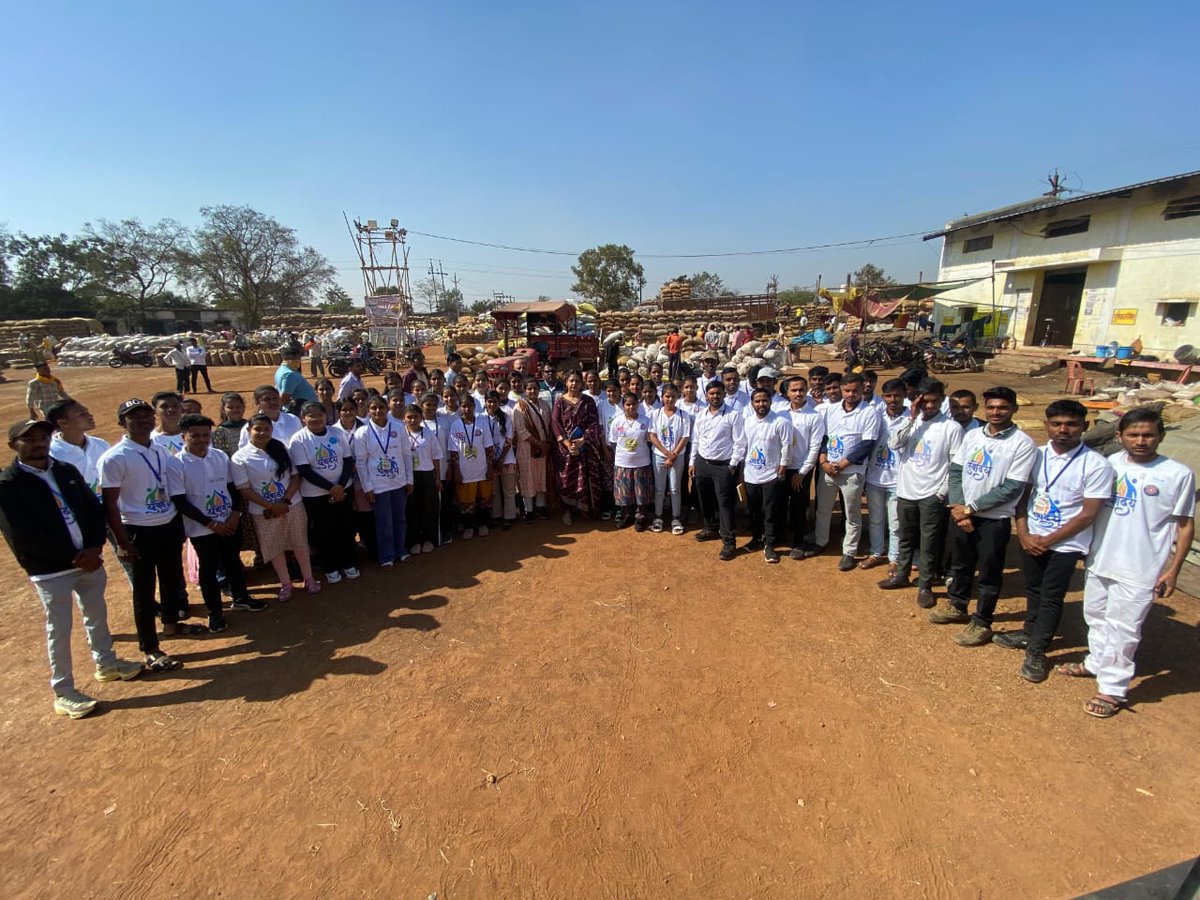 agriconsamiti's tweet image. राजनांदगांव में युवोदय और प्रशासन का अद्भुत समन्वय! 🤝🇮🇳

आज कलेक्टर श्री जितेंद्र कुमार यादव ने 60 स्वयंसेवकों के साथ संवाद किया और उपार्जन केंद्र का भ्रमण कराया।

कलेक्टर सर ने कहा, &quot;आप प्रशासन और जनता के बीच की कड़ी हैं।&quot; साथ ही, हर महीने युवोदय टीम से मिलने का वादा किया।