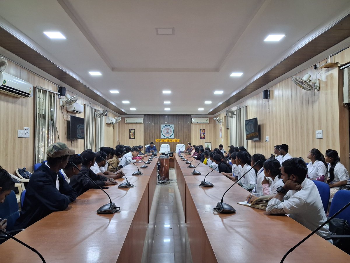 agriconsamiti's tweet image. राजनांदगांव में युवोदय और प्रशासन का अद्भुत समन्वय! 🤝🇮🇳

आज कलेक्टर श्री जितेंद्र कुमार यादव ने 60 स्वयंसेवकों के साथ संवाद किया और उपार्जन केंद्र का भ्रमण कराया।

कलेक्टर सर ने कहा, &quot;आप प्रशासन और जनता के बीच की कड़ी हैं।&quot; साथ ही, हर महीने युवोदय टीम से मिलने का वादा किया।