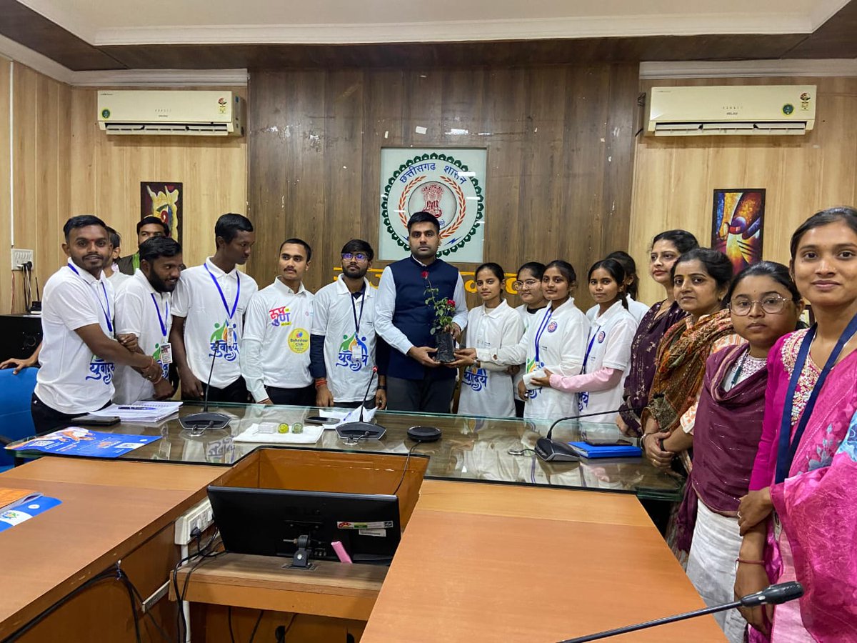 agriconsamiti's tweet image. राजनांदगांव में युवोदय और प्रशासन का अद्भुत समन्वय! 🤝🇮🇳

आज कलेक्टर श्री जितेंद्र कुमार यादव ने 60 स्वयंसेवकों के साथ संवाद किया और उपार्जन केंद्र का भ्रमण कराया।

कलेक्टर सर ने कहा, &quot;आप प्रशासन और जनता के बीच की कड़ी हैं।&quot; साथ ही, हर महीने युवोदय टीम से मिलने का वादा किया।