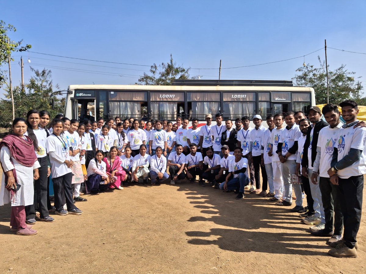 agriconsamiti's tweet image. राजनांदगांव में युवोदय और प्रशासन का अद्भुत समन्वय! 🤝🇮🇳

आज कलेक्टर श्री जितेंद्र कुमार यादव ने 60 स्वयंसेवकों के साथ संवाद किया और उपार्जन केंद्र का भ्रमण कराया।

कलेक्टर सर ने कहा, &quot;आप प्रशासन और जनता के बीच की कड़ी हैं।&quot; साथ ही, हर महीने युवोदय टीम से मिलने का वादा किया।