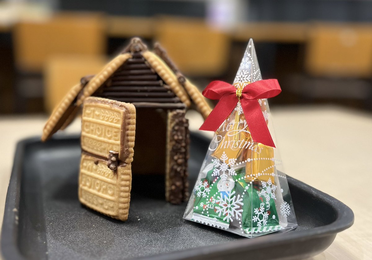kimidori_9422's tweet photo. 岐阜大生協のイベントで学生さんとお菓子の家を作りました☃️🌲 #お菓子の家 #岐阜大生協 https://t.co/tjaF768pJ9