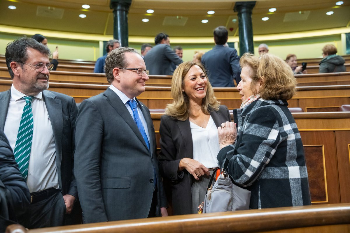 rromerovilches's tweet photo. Recibiendo a los primeros asistentes a las Jornadas de Puertas Abiertas de hoy en el Congreso de los diputados, junto a mis compañeros de @VOX_Congreso, @joseramirezdel2
@CarinaMejias
@ArmarioBlanca
@TFernandezRios
#JoaquínRobles
#MadridHoy
#Democracia
#SoloQuedaVOX
#Los33deVOX https://t.co/nyQIpwVKpm