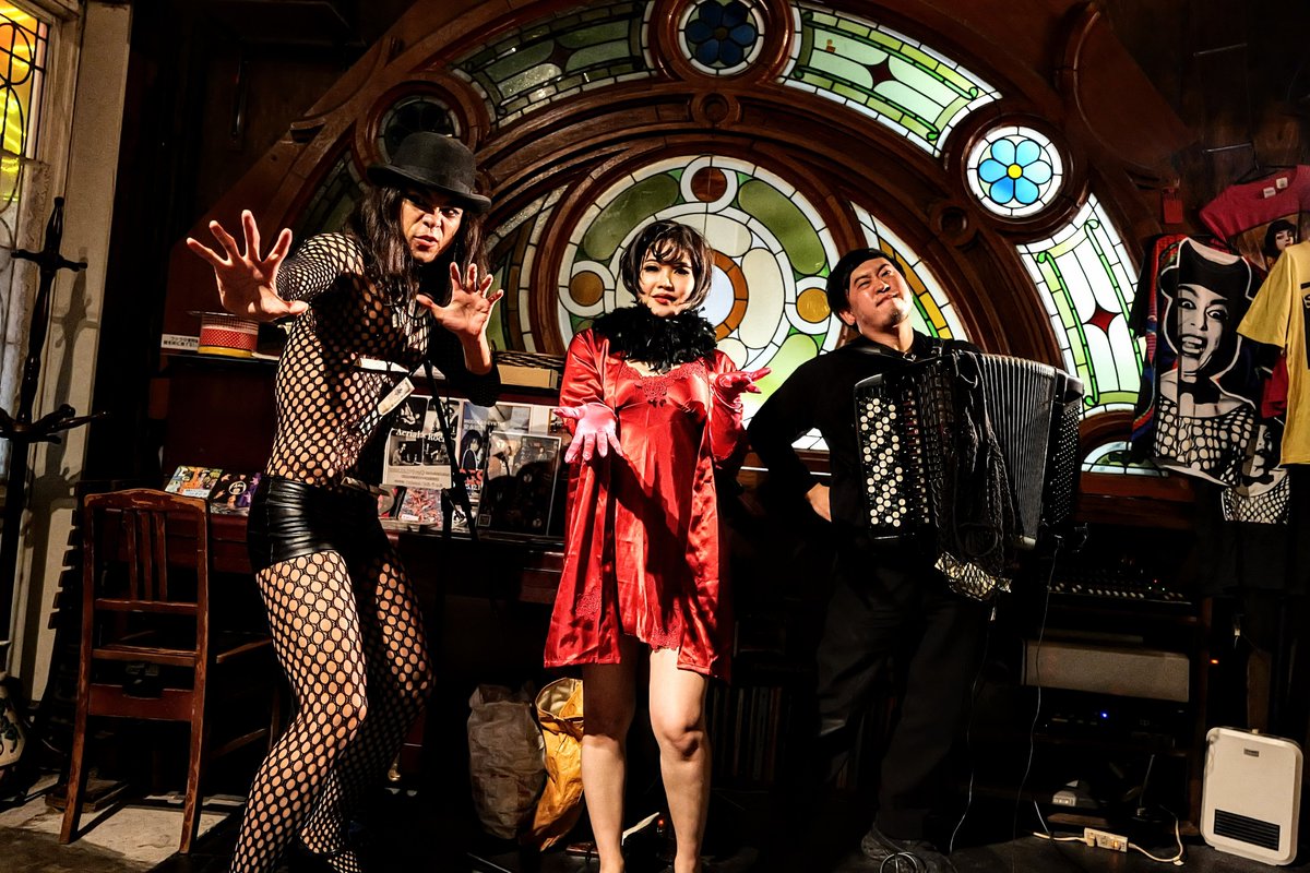 lunglungtata's tweet photo. 2部終了～！
……途中まで佐藤芳明さん遊びにキテタ！

#アヤ・アラネイ(#ALANAY)
#四角いラ・フランス
[#蜂鳥あみ太＝４号+
#田村賢太郎]
#野毛うっふ
#CabaretCaféうっふ https://t.co/JVqjpAgjjZ