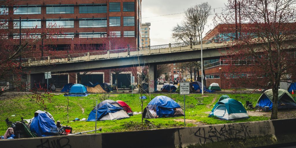 📢 El TSCAT celebra el Pla contra el sensellarisme a l’arc metropolità de Barcelona. ⚠️ Tanmateix, 1.982 persones dormen al ras a la capital catalana: exigim accions immediates perquè ningú passi una nit més al carrer. 💜 Reconeixem la tasca de Fundació Arrels i de totes les