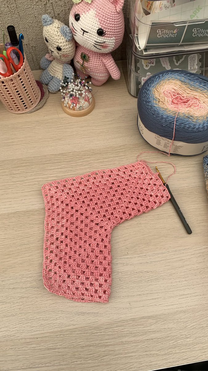 صلو على النبي 🌸

وصلت للمقاس المطلوب للجزء اليسار وبدأت اشتغل في الجزء اليمين ✅🩵