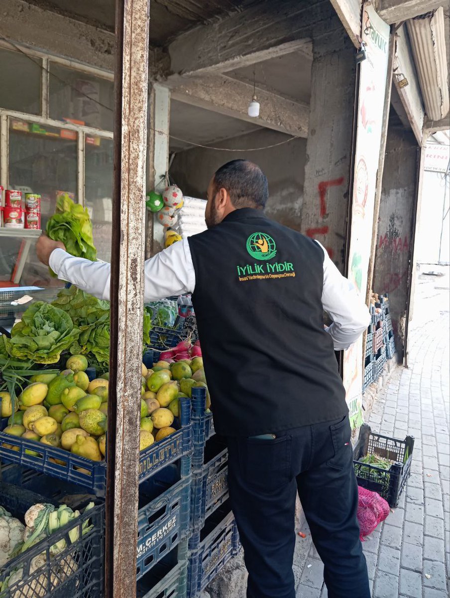 İyilik İyidir Derneği olarak ihtiyaç sahibi ailelerimizin sofrasına bereket olmak için sebze yardımında bulunduk. 🌿🍅
Her bir destek, bir ailenin yüzünde umut, bir çocukta mutluluk oluyor.

0505 595 82 87

#İyilikİyidir #SebzeYardımı #GıdaDesteği #PaylaşıncaGüzel #İyilikHareketi