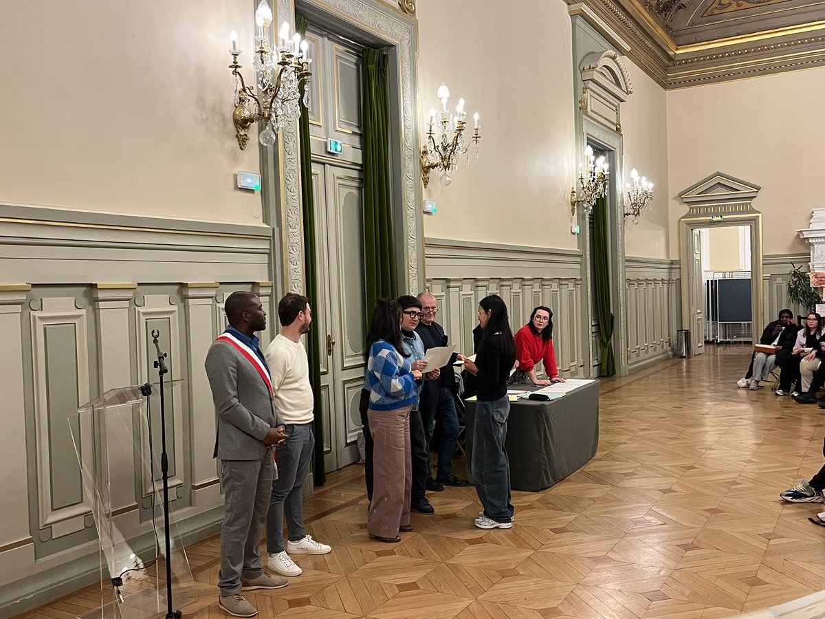 FrancoisDagnaud's tweet image. Bravo aux lauréats du DNB et du CFG du collège Michelet !

Hier soir, nous avons célébré votre travail, votre persévérance et une première belle réussite de votre parcours.

Félicitations à vous et à toute l’équipe éducative !