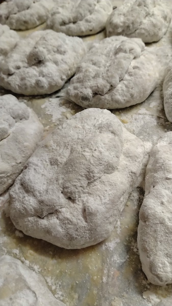 明日(12/13)・明後日(12/14)は通常通り営業いたします。

今週のおかしは、
・スノーボール　くるみ
・スノーボール　レモン
・パウンドケーキ　ジンジャー

シュトーレン、絶賛販売中です✨️
約1カ月くらい日持ちしますので、年末年始までじっくりなじませて召し上がる方も多いようです🎵