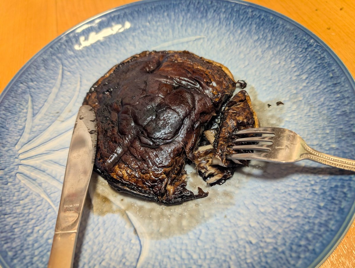 ひいい！ 意味わからないぐらいデカいマッシュルームが売られてた