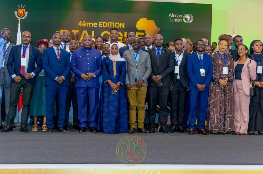 Au nom de la jeunesse #Burundaise, <a href="/DrIngabire/">Dr. Thierry Ingabire,MD-PhD</a> a exprimé sa gratitude à S.E. le Président pour la ratification de la Charte Africaine de la Jeunesse.
Un acte historique qui consolide les droits, renforce la participation et élargit les horizons pour les jeunes. 🙏🇧🇮 <a href="/NtareHouse/">Ntare Rushatsi House</a>