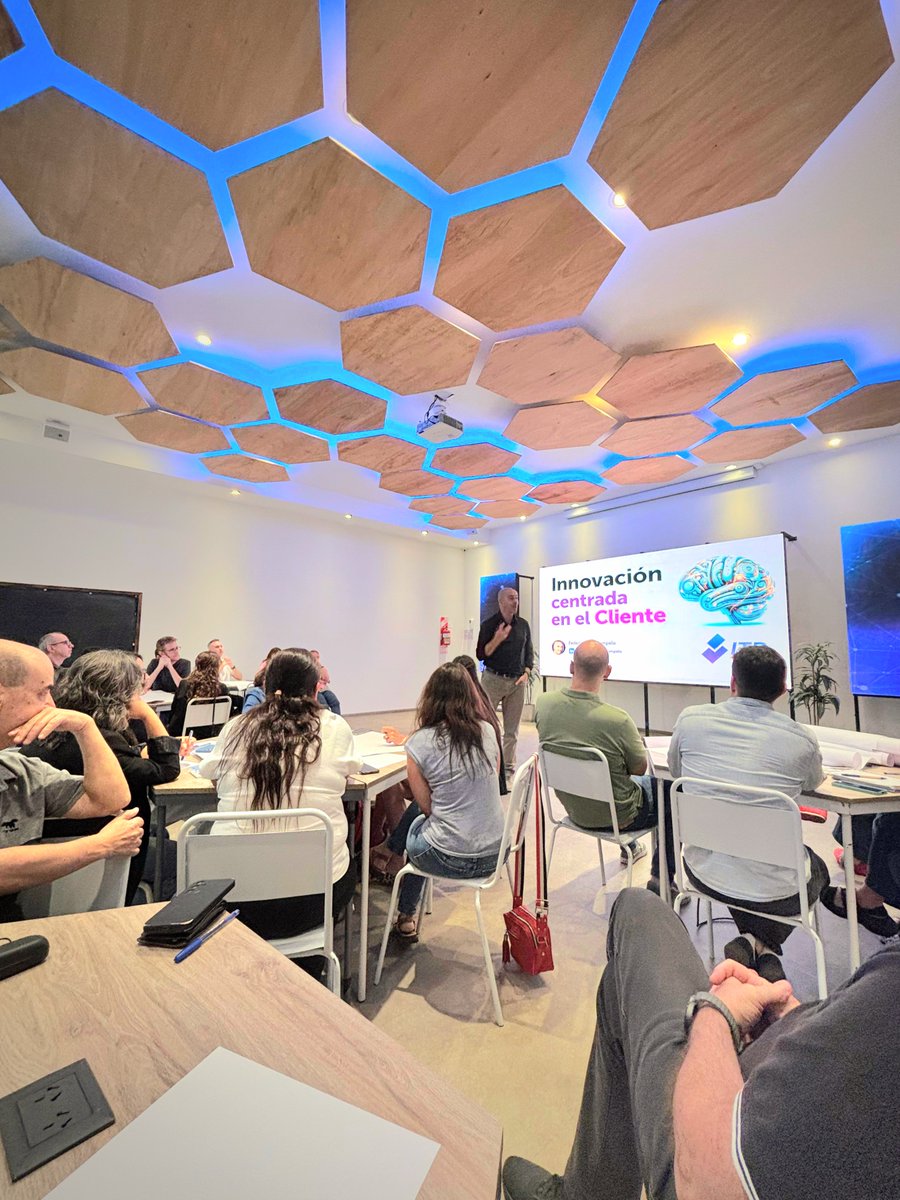 Innovación Centrada en el Cliente 💡🛒🧠
👉🏻 Tuve el placer de dar este Workshop en un evento importantísimo para #ITR : el #OpenSource, un espacio de trabajo estratégico con líderes de todas las áreas.
💫 Muchas gracias por confiar en mi trabajo
#Innovación #CX #Liderazgo #Futuro