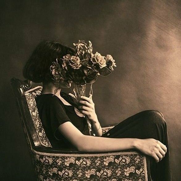 SakuraaHanako's tweet image. I belong to his absence
His darkness
The words he left behind
And i don't want to cure from that nonsense I'm trapped in
Cause in it
I found myself