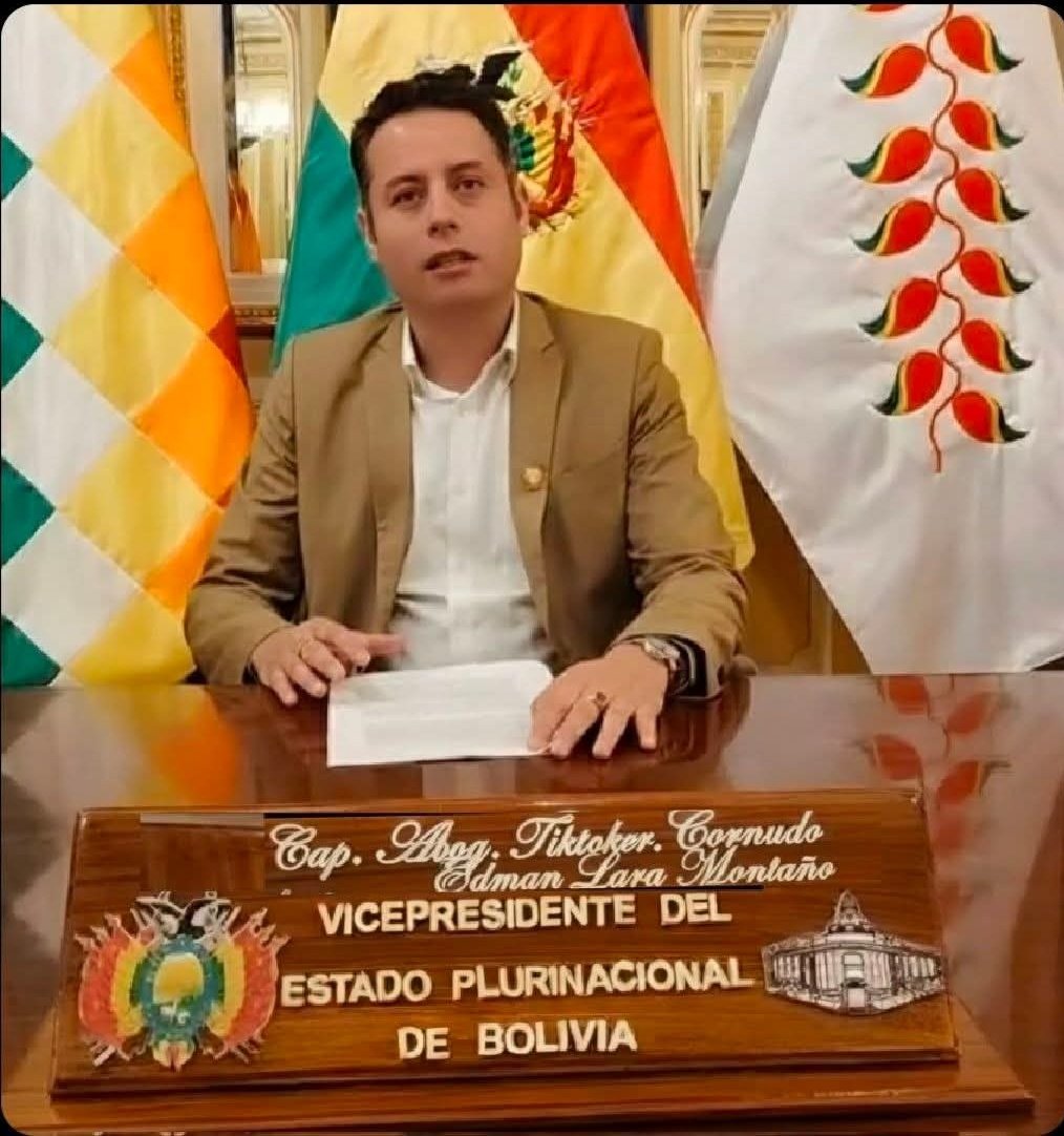 Ya va agregando más títulos a su letrero 🤣.