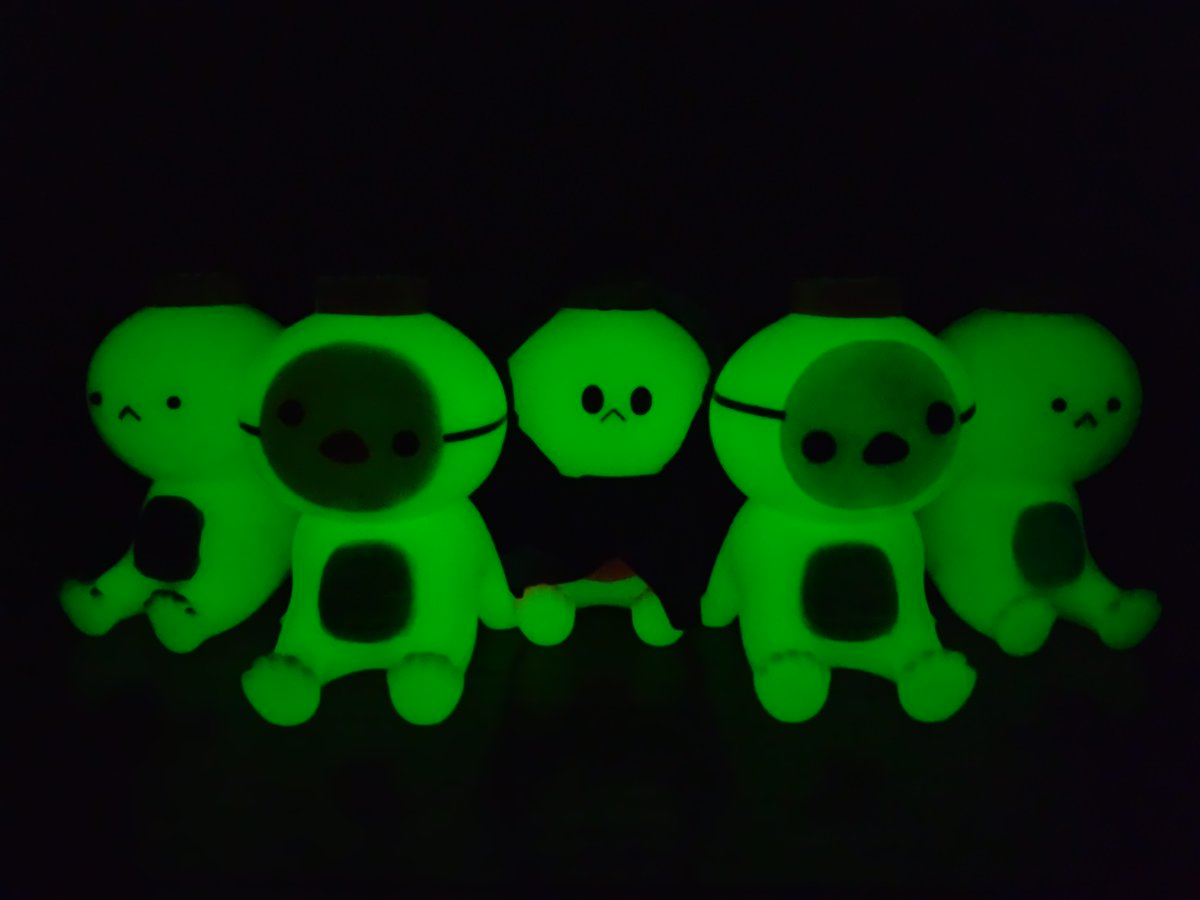 ゲリラ通販にしれっとひよことシマエナガのお面をかぶった子たちが紛れていたのでまたもやお迎えしました。
蓄光はディーラーさんの素体によって結構違いますが付喪亀さん所のはちょっとの光でくっきり光ります😳