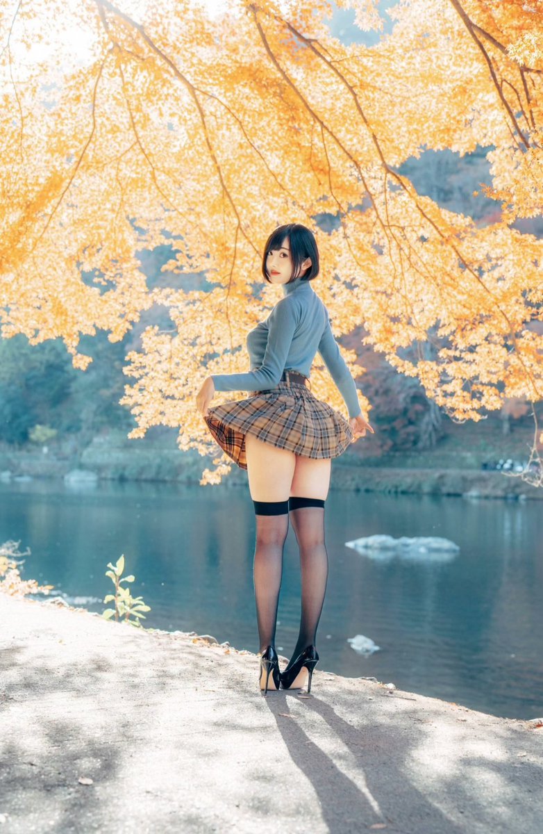 紅葉とニーソ🍁