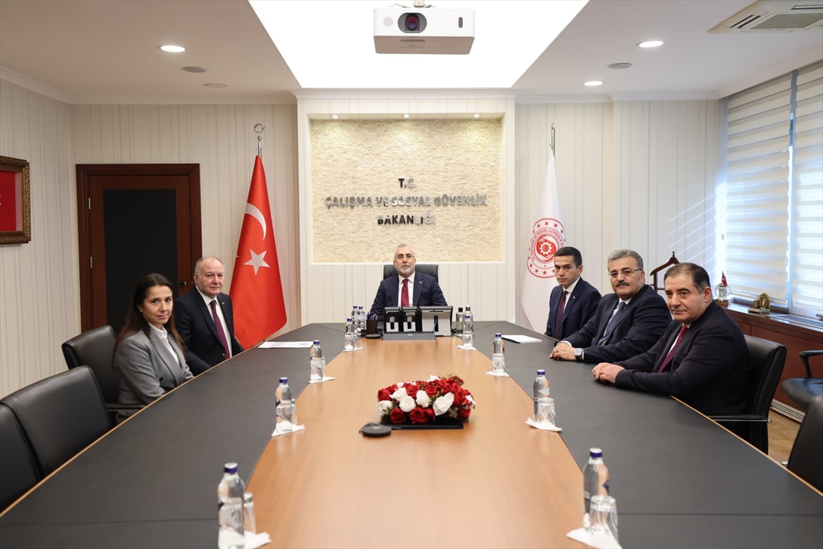 🔴Asgari Ücret Tespit Komisyonu, 2026 zammını belirlemek üzere 14.00'te toplandı. 

-Görüşmeler 25 bin TL ile 28 bin TL bandında yoğunlaşırken, TÜRK-İŞ'in Komisyon'a katılmama yönündeki kritik kararı sürece damga vurdu.

Haberin devamı⬇️
kanal6haber.com/2026-asgari-uc…