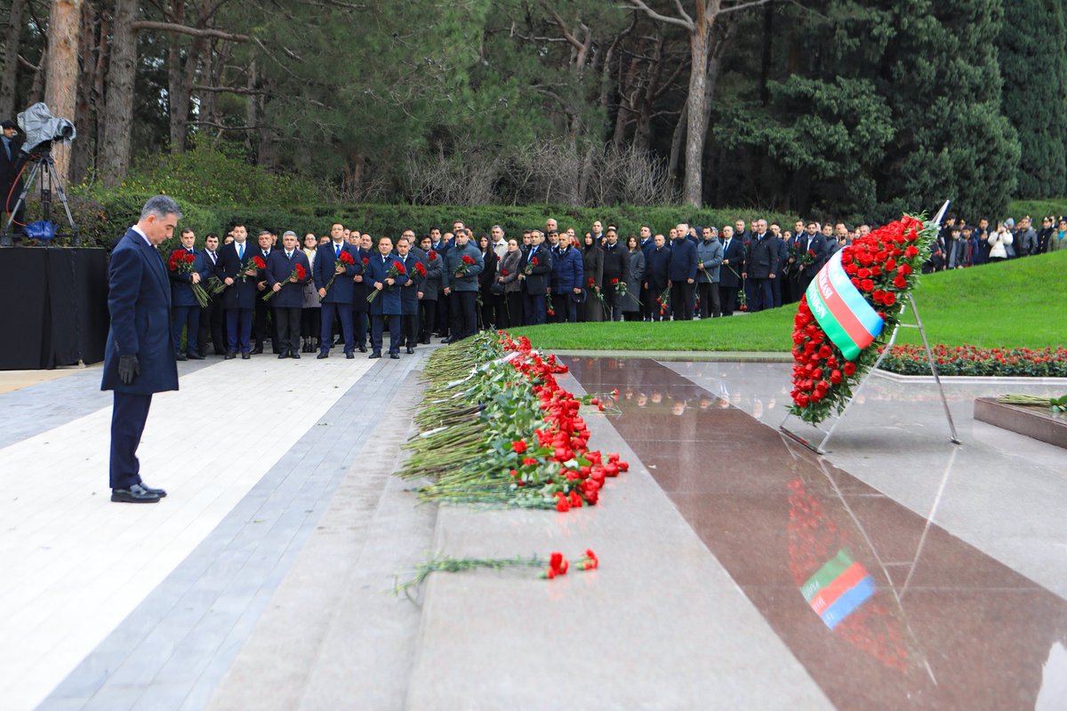 Ümummilli Lider Heydər Əliyevin anım günü ilə əlaqədar Azərbaycan Respublikasının Prezidenti yanında Antiinhisar və İstehlak Bazarına Nəzarət Dövlət Agentliyinin rəhbər heyəti Fəxri Xiyabanı ziyarət edib. 
Ətraflı – bit.ly/44ngJED 
#HeydərƏliyev #ÜmummilliLider