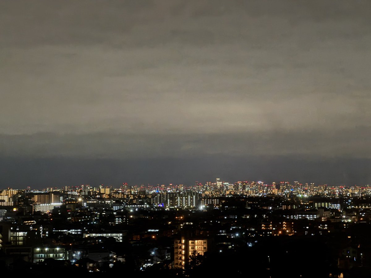 kinky227's tweet photo. やたらと空が明るい
阪神淡路大震災の前日のようだ
箕面から見て和歌山もしくは奈良県中南部の上空に異変か？ https://t.co/l42ECAJdCm