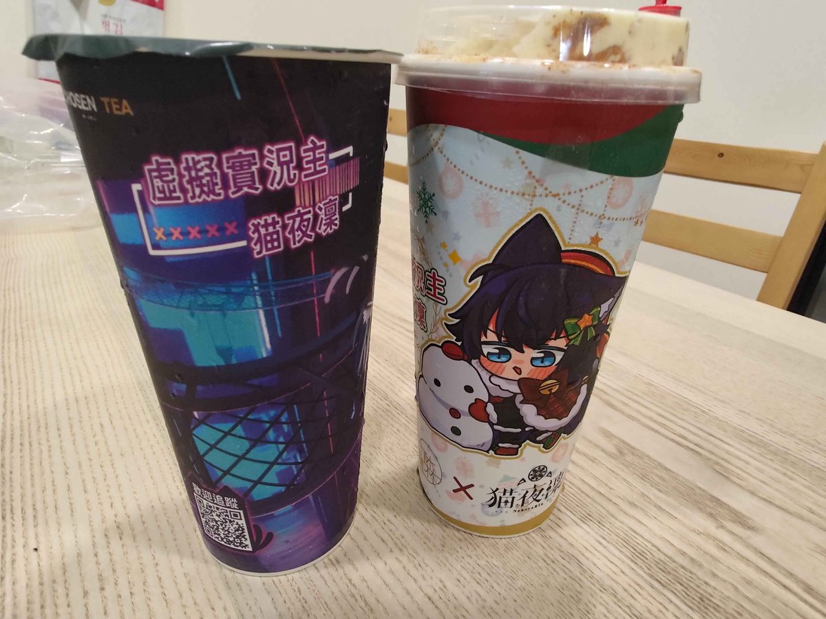 今天受邀來試喝凜凜的聯名飲料~

<a href="/NekoyaRin1027/">猫夜凜</a> 這次跟  <a href="/Chosenteahouse/">丘森茶室</a> 合作出了兩款飲料、三種杯身還有一款吊飾!

兩種口味都挺好喝的，尤其是夜凜雲嫣，連我這個烏龍茶恐懼症的都被驚艷到了。
烏龍茶本身的微苦，剛好被奶蓋柔和地接住， 甜度不搶戲、茶香反而更乾淨，整體平衡得剛剛好。