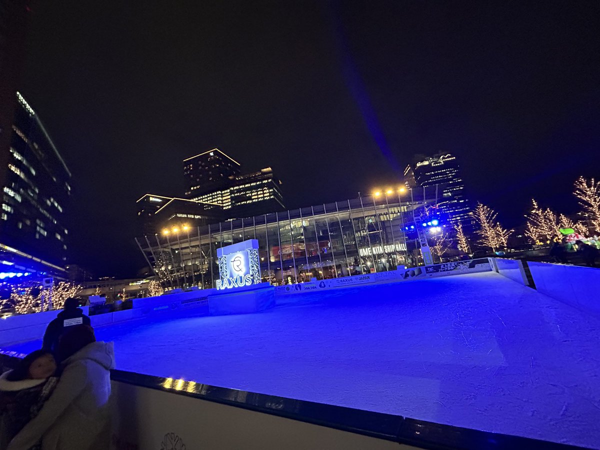 toshiiceskating's tweet photo. 今日つるんつるん来てたら、二人組が羽生結弦や、、、ってずっと言ってるの聞こえてたんやけど
スケート終わって最後リンクの写真撮ろうとしたら、めっちゃ大声で、結弦やん！！って言われてわろた
そこまで大きな声で言われたのは初めてで笑ってもうたw https://t.co/LvTXvg7YNQ