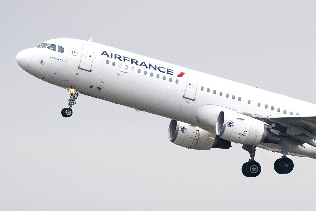 benjamin_video's tweet image. Aujourd'hui marque le départ du plus vieil appareil présent dans la flotte d'Air France 👋
L'A321 F-GMZA, livré neuf à Air Inter en 06/1994 puis transféré à Air France en 09/1997 aura réalisé 55162 heures de vol pour 56145 cycles
Il est arrivé à LDE après 1h06 de vol depuis CDG✈️