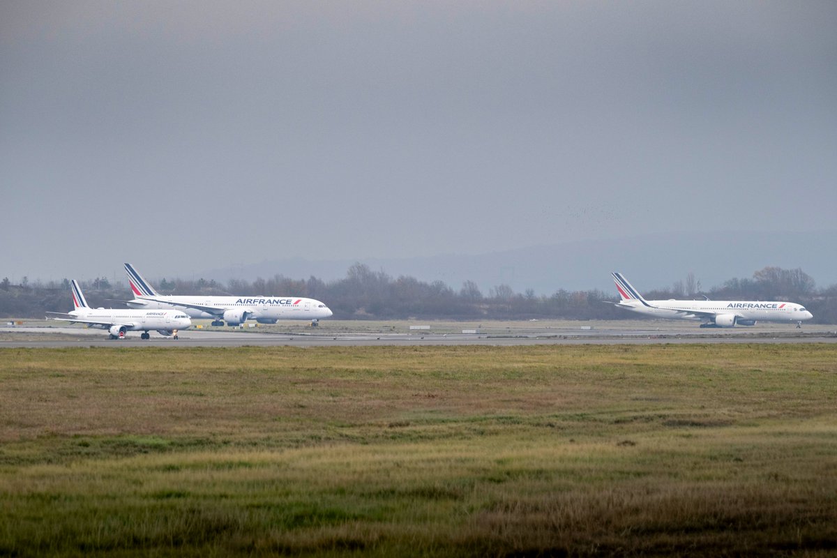 benjamin_video's tweet image. Aujourd'hui marque le départ du plus vieil appareil présent dans la flotte d'Air France 👋
L'A321 F-GMZA, livré neuf à Air Inter en 06/1994 puis transféré à Air France en 09/1997 aura réalisé 55162 heures de vol pour 56145 cycles
Il est arrivé à LDE après 1h06 de vol depuis CDG✈️