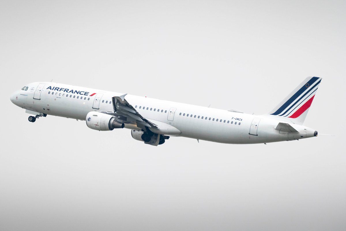 benjamin_video's tweet image. Aujourd'hui marque le départ du plus vieil appareil présent dans la flotte d'Air France 👋
L'A321 F-GMZA, livré neuf à Air Inter en 06/1994 puis transféré à Air France en 09/1997 aura réalisé 55162 heures de vol pour 56145 cycles
Il est arrivé à LDE après 1h06 de vol depuis CDG✈️