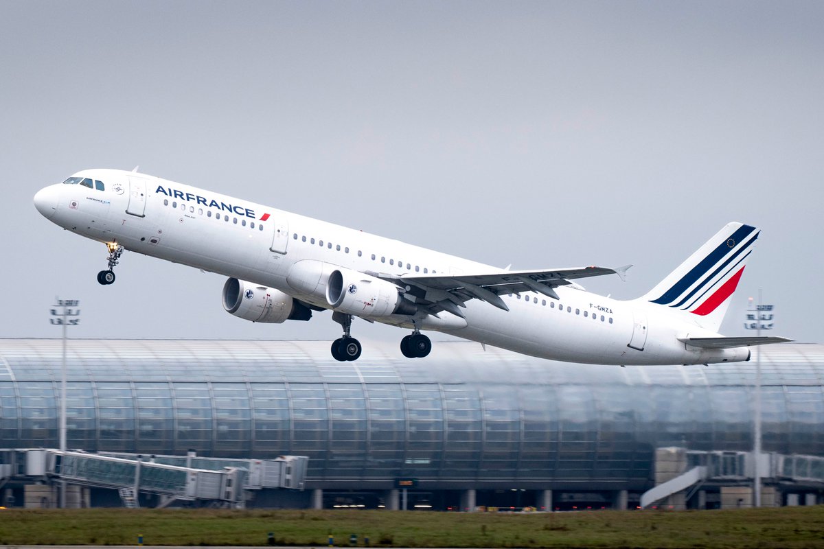 benjamin_video's tweet image. Aujourd'hui marque le départ du plus vieil appareil présent dans la flotte d'Air France 👋
L'A321 F-GMZA, livré neuf à Air Inter en 06/1994 puis transféré à Air France en 09/1997 aura réalisé 55162 heures de vol pour 56145 cycles
Il est arrivé à LDE après 1h06 de vol depuis CDG✈️