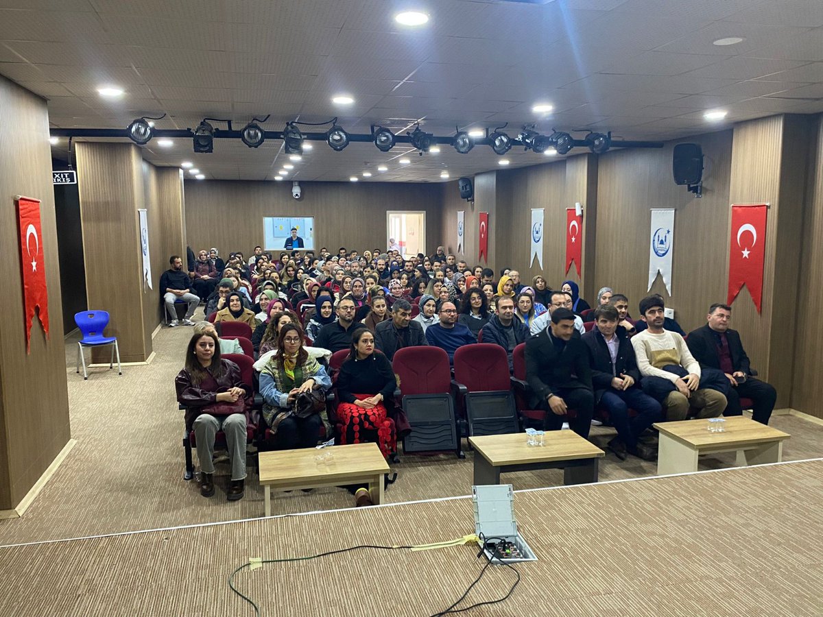 konyamem's tweet photo. “ARKADAŞIM – OKULLARDA GÜVEN VE DOSTLUK KÜLTÜRÜNÜ GÜÇLENDİRME PROJESİ”, OKULLARIMIZDA AKRAN ZORBALIĞINI ÖNLEYECEK, GÜVEN VE DOSTLUK KÜLTÜRÜNÜ GÜÇLENDİRECEK ÇALIŞMALAR DEVAM EDİYOR 

Müdürlüğümüz tarafından hayata geçirilen ve Türkiye Yüzyılı Maarif Modeli çerçevesinde yürütülen   “ARKADAŞIM – Okullarda Güven ve Dostluk Kültürünü Güçlendirme Projesi”, belirlenen takvim doğrultusunda eğitim faaliyetlerine aralıksız devam ediyor.

Kasım ayında ilçe kurullarının oluşturulması, uygulama planlarının kabulü ve teknik altyapı hazırlıklarının tamamlanmasıyla başlayan süreç, aralık ayı itibarıyla okullarımızda yoğun bir eğitim seferberliğine dönüşerek, sahadaki çalışmalar hız kazandı. Bu zincirleme eğitim modelinin bir sonraki halkası olarak, şu anda okullarımızda yönetici, öğretmen ve veli eğitimleri gerçekleştiriliyor.

Okul rehber öğretmenlerimiz, kendi kurumlarındaki yönetici, öğretmen ve velilere yönelik tanıtım ve bilgilendirme sunumlarını planlanan takvim çerçevesinde sürdürüyor. Bu eğitimlerle, okul ikliminin "güven ve dostluk" temelinde güçlendirilmesi hedefleniyor.

@tcmeb @Yusuf__Tekin @TCKonyaValiligi @Vali_Akin 
@Konyabuyuksehir @u_ibrahim_altay @gokhanmurat1  
#BizimOkulumuz #BaşarmayaHazırım #Konyamem
