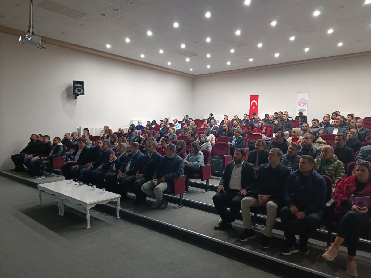konyamem's tweet photo. “ARKADAŞIM – OKULLARDA GÜVEN VE DOSTLUK KÜLTÜRÜNÜ GÜÇLENDİRME PROJESİ”, OKULLARIMIZDA AKRAN ZORBALIĞINI ÖNLEYECEK, GÜVEN VE DOSTLUK KÜLTÜRÜNÜ GÜÇLENDİRECEK ÇALIŞMALAR DEVAM EDİYOR 

Müdürlüğümüz tarafından hayata geçirilen ve Türkiye Yüzyılı Maarif Modeli çerçevesinde yürütülen   “ARKADAŞIM – Okullarda Güven ve Dostluk Kültürünü Güçlendirme Projesi”, belirlenen takvim doğrultusunda eğitim faaliyetlerine aralıksız devam ediyor.

Kasım ayında ilçe kurullarının oluşturulması, uygulama planlarının kabulü ve teknik altyapı hazırlıklarının tamamlanmasıyla başlayan süreç, aralık ayı itibarıyla okullarımızda yoğun bir eğitim seferberliğine dönüşerek, sahadaki çalışmalar hız kazandı. Bu zincirleme eğitim modelinin bir sonraki halkası olarak, şu anda okullarımızda yönetici, öğretmen ve veli eğitimleri gerçekleştiriliyor.

Okul rehber öğretmenlerimiz, kendi kurumlarındaki yönetici, öğretmen ve velilere yönelik tanıtım ve bilgilendirme sunumlarını planlanan takvim çerçevesinde sürdürüyor. Bu eğitimlerle, okul ikliminin "güven ve dostluk" temelinde güçlendirilmesi hedefleniyor.

@tcmeb @Yusuf__Tekin @TCKonyaValiligi @Vali_Akin 
@Konyabuyuksehir @u_ibrahim_altay @gokhanmurat1  
#BizimOkulumuz #BaşarmayaHazırım #Konyamem