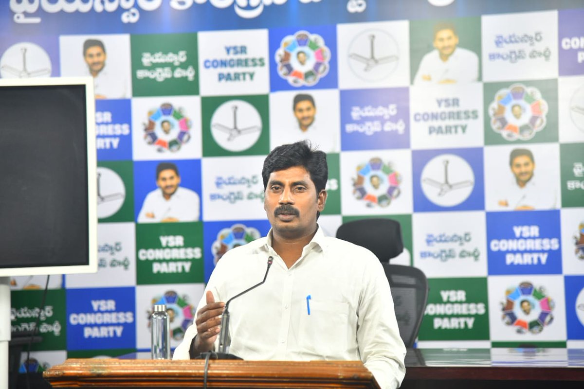 YSRStudentUnion's tweet photo. పిల్ల‌ల స్కూల్ బ్యాగుల్లోనూ భారీ అవినీతి
- క‌మీష‌న్ల కోసం విద్యార్థి మిత్ర ప‌థ‌కాన్ని వాడుకున్నారు
- అవినీతిమయంగా మార్చి డా. సర్వేపల్లి రాధాకృష్ణన్ ని అవ‌మానించారు
: వైయ‌స్సార్సీపీ విద్యార్థి విభాగం వ‌ర్కింగ్ ప్రెసిడెంట్ ఏ.ర‌విచంద్ర ఆగ్ర‌హం.

#Ysrcongressparty 
#Ysrstudentunion https://t.co/NPVvV3JCDW