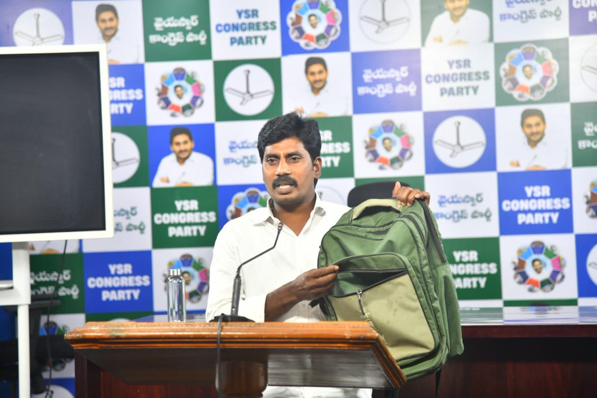 YSRStudentUnion's tweet photo. పిల్ల‌ల స్కూల్ బ్యాగుల్లోనూ భారీ అవినీతి
- క‌మీష‌న్ల కోసం విద్యార్థి మిత్ర ప‌థ‌కాన్ని వాడుకున్నారు
- అవినీతిమయంగా మార్చి డా. సర్వేపల్లి రాధాకృష్ణన్ ని అవ‌మానించారు
: వైయ‌స్సార్సీపీ విద్యార్థి విభాగం వ‌ర్కింగ్ ప్రెసిడెంట్ ఏ.ర‌విచంద్ర ఆగ్ర‌హం.

#Ysrcongressparty 
#Ysrstudentunion https://t.co/NPVvV3JCDW