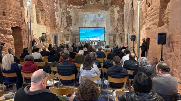 patrimonigencat's tweet image. 🌄 La Cartoixa d’Escaladei ha acollit la 1a Jornada de bones pràctiques de paisatge cultural.

🌱 S’hi han presentat projectes i experiències del Priorat que reforcen la preservació, la gestió i la transmissió del seu paisatge cultural com a valor identitari del territori.