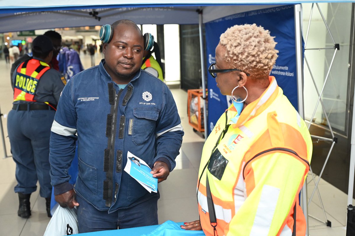 MetrorailWC's tweet photo. Moving safely together this Safer Summer season 🚆✨
3 Quick Safety Reminders:
• Keep children close at all times
• Mind the gap when boarding
• Follow station officials’ instructions
#PRASA #DepartmentOfMobility #SAPS #TravelSmart #SaferSummer
@PRASA_Group https://t.co/628yIT4Rpg