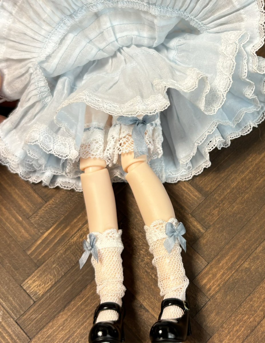 SugaryGirlsサイズのワンピとドロワーズのセットです。（着用のヘドレ、クラウン、お花、靴下は別売りです）
ヘッドパーツの色に合わせて色展開した
かったけど今回はとりあえず水色のみ。パニエは付属しないけどスカートが2重になってるからまぁまぁ広がります。チラ見えするドロワーズも好き。